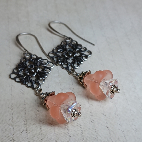 HAND CRAFTED Vintage Style Pink Artisan Glass Flower Silver Dangle Drop Earrings - Picture 3 of 6